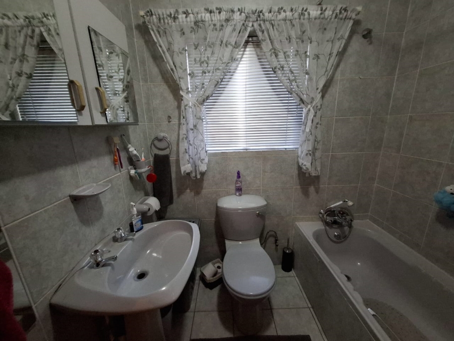 4 Bedroom Property for Sale in Geelhoutpark North West